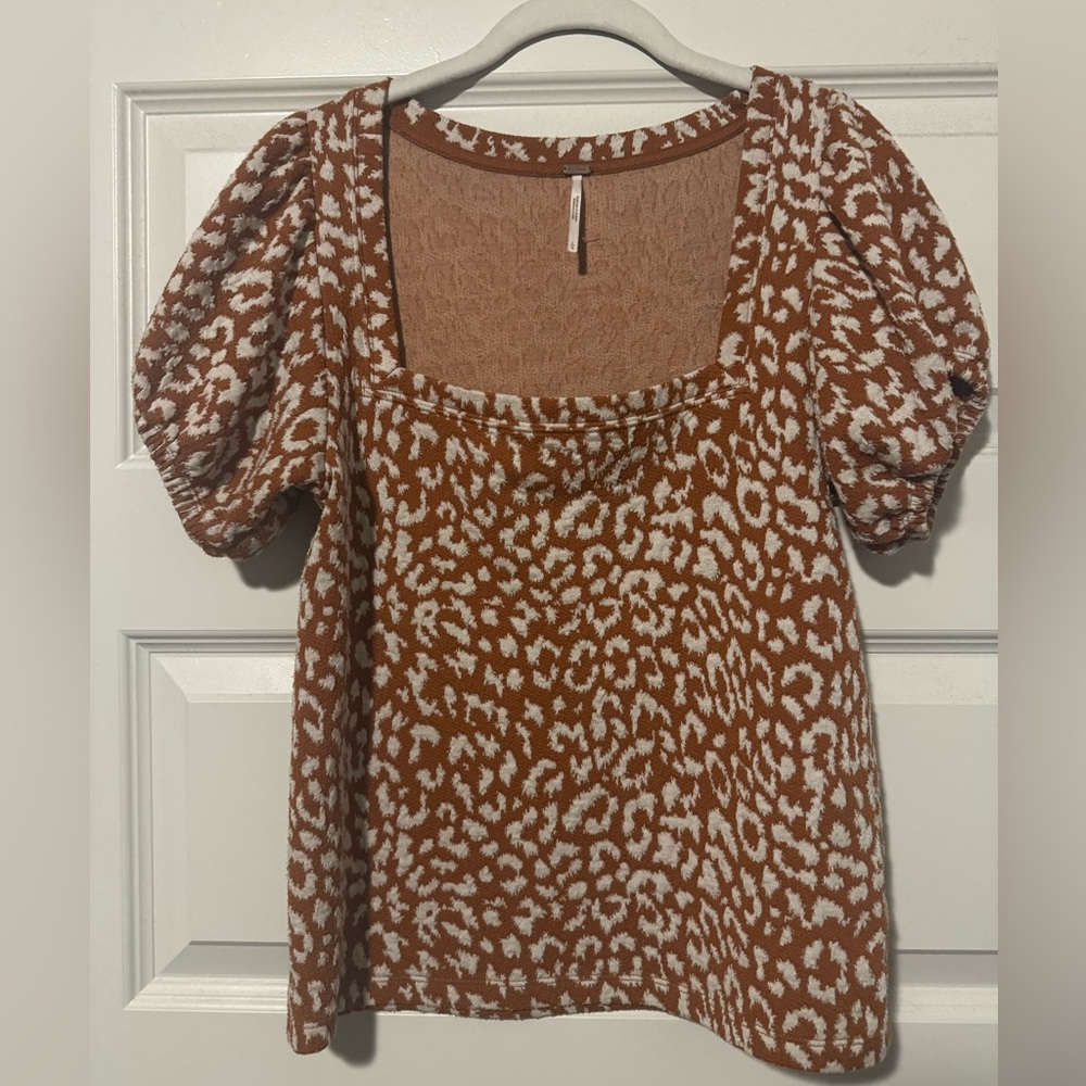 Free People No Type Top Womens Large Brown Leopard Print Stretch Puff Sleeve Tee